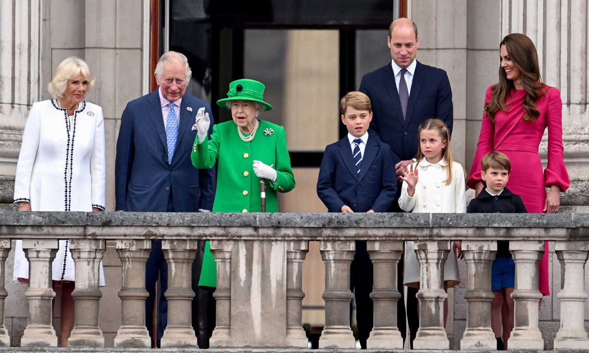 Britain's Queen Elizabeth II (third left) stands on the balcony of Buckingham Palace at the end of the Platinum Pageant in London on June 5, 2022 as part of Queen Elizabeth II's platinum jubilee celebrations. Photo: AFP