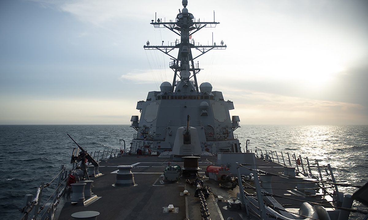 The guided-missile destroyer USS Sampson sailed through the Taiwan Straits on April 26, 2022. Photo:VCG