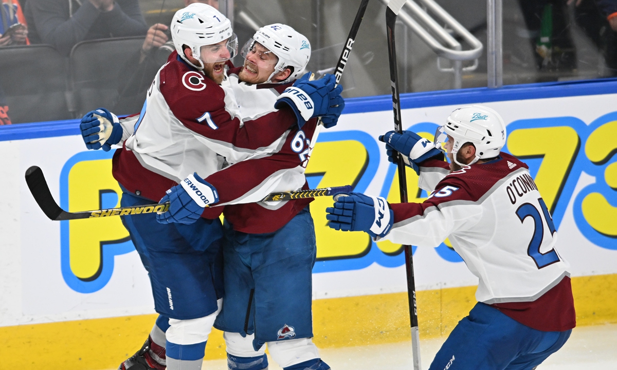 Colorado Avalanche forward Artturi Lehkonen (center) celebrates with teammates on June 6, 2022 in Edmonton, Canada. Photo: IC