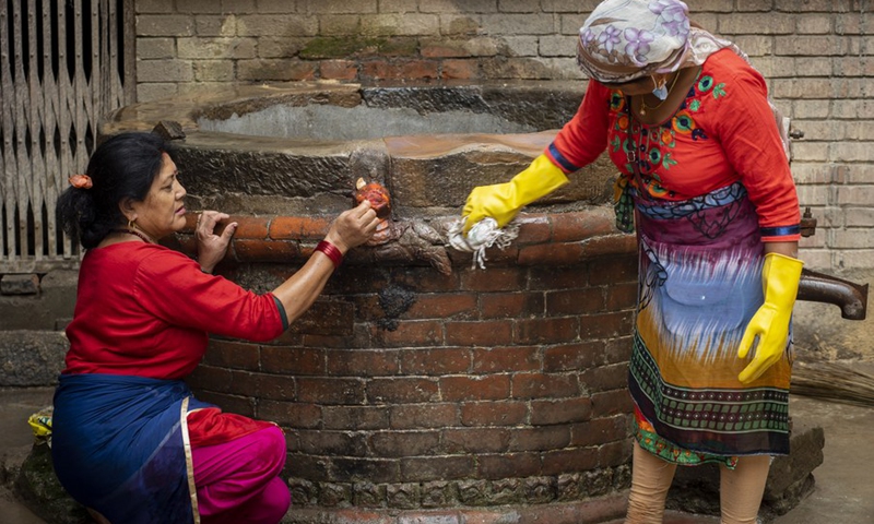 People clean a well on the occasion of Sithi Nakha Festival in Lalitpur, Nepal, June 5, 2022.(Photo: Xinhua)