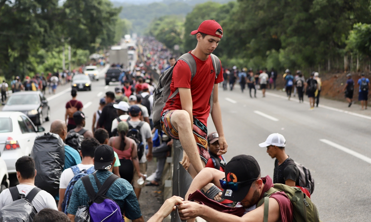 Migrants from Latin America in a caravan toward the border with the US arrive in Huixtla, Mexico, on June 7, 2022. US Vice President Kamala Harris announced another $1.9 billion in private-sector funding to boost jobs in hope of reducing migration from Central America, at a summit in Los Angeles snubbed by the leaders of Mexico and other affected countries. Photo: VCG