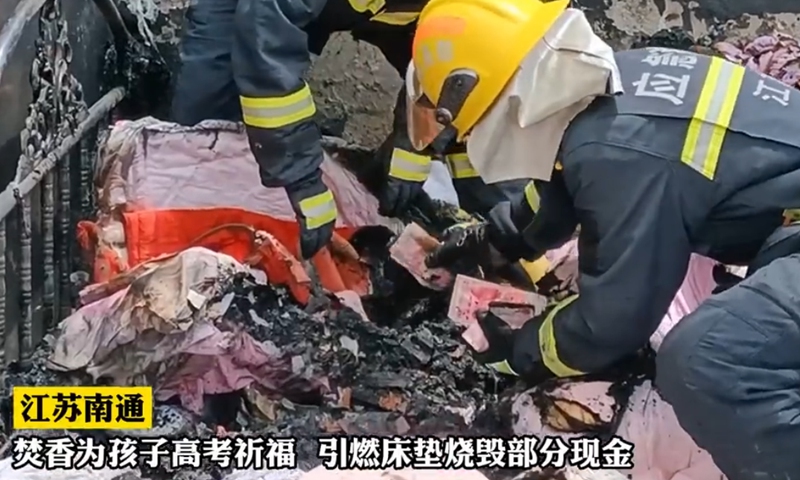 The parents of a candidate of the national college entrance exams, or <em>gaokao</em>, in Nantong, East China's Jiangsu Province, accidentally set fire to a mattress after leaving incense sticks burning to pray for the candidate to get good marks in the exams.Screenshot of people.com