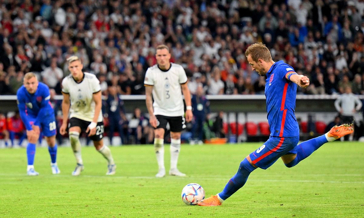 Harry Kane of England scores from the penalty spot against Germany on June 7, 2022 in Munich, Germany. Photo: VCG