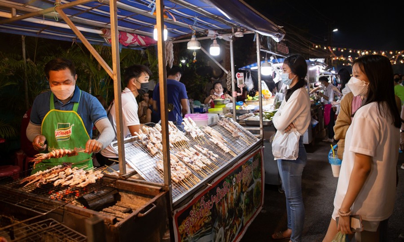 Photo taken on April 10, 2022 shows a view of a night market along the Mekong River, in Vientiane, capital of Laos.(Photo: Xinhua)