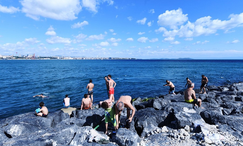 People come to swim in the Bosphorus Strait in Istanbul, Turkey on June 18, 2022.(Photo: Xinhua)