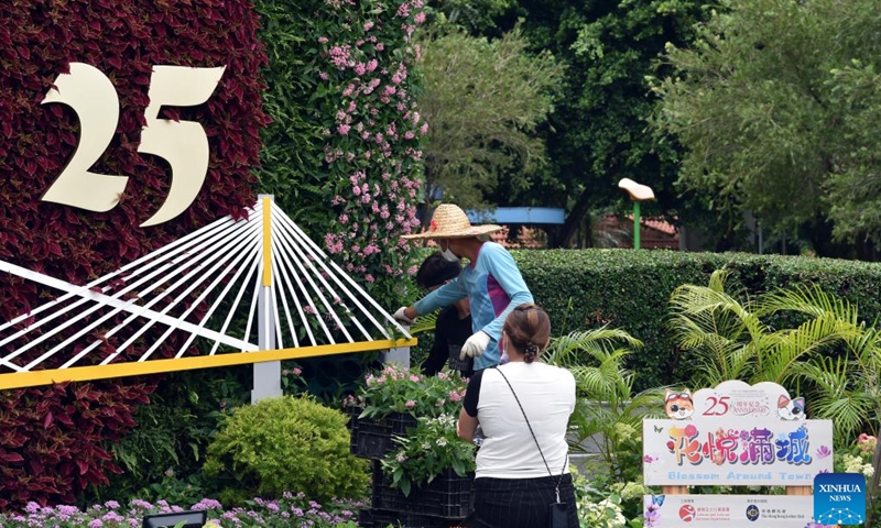 A staff member arranges flowers at a park in Hong Kong, south China, June 20, 2022. This year marks the 25th anniversary of Hong Kong's return to the motherland.(Photo: Xinhua)