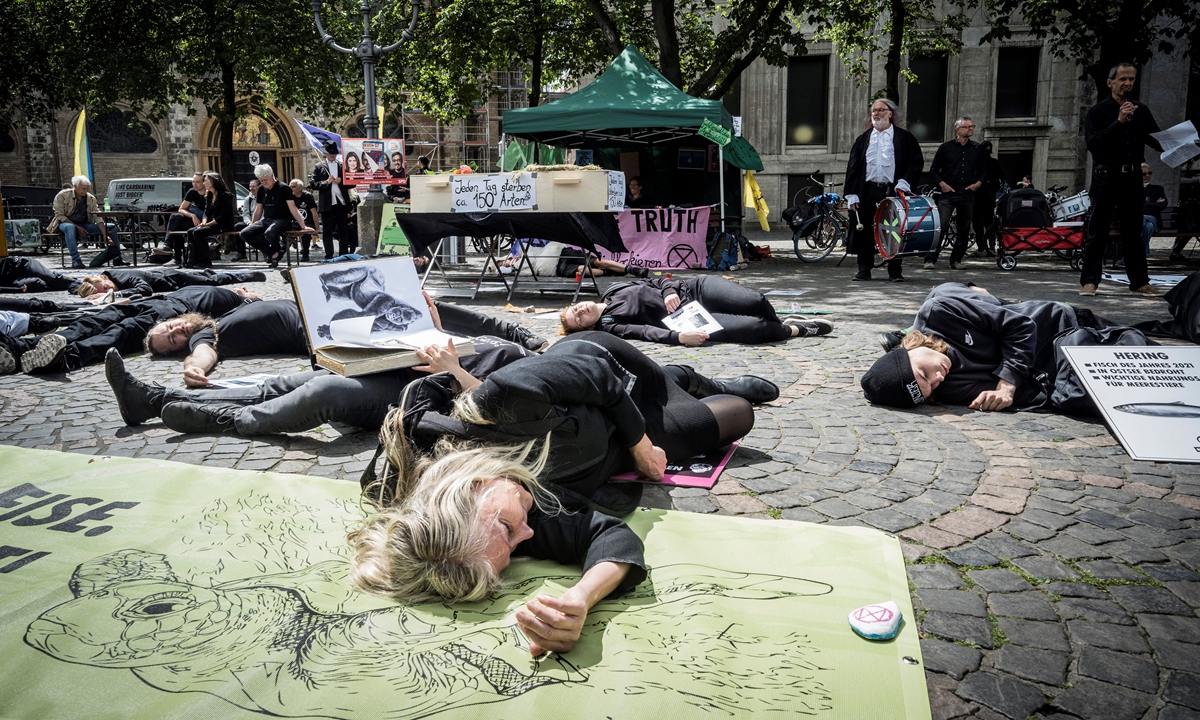 Activists take part in a die-in action organized by global environmental movement Extinction Rebellion to protest against the global extinction of species in Bonn, Germany on May 21, 2022. Photo: AFP