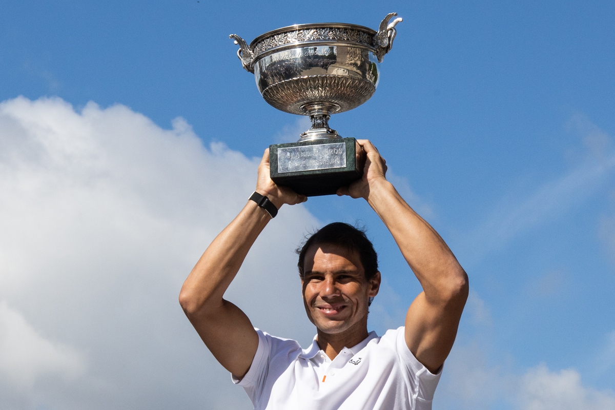 Rafael Nadal poses with his trophy on June 6, 2022 in Paris. Photo: VCG