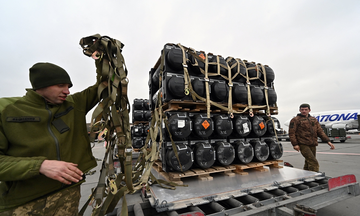 Ukrainian servicemen unload a Boeing 747-412 plane with the FGM-148 Javelin, anti-tank missiles provided by US to Ukraine as part of a military support, at Kiev's airport Boryspil on February 11, 2022. Photo: AFP