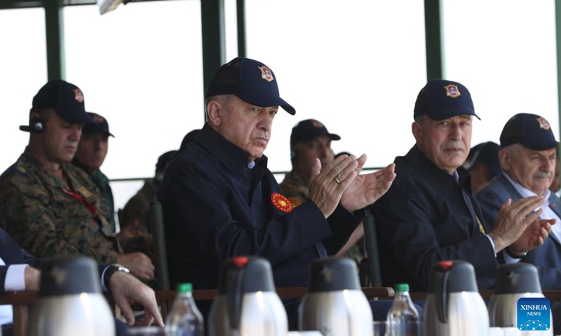 Turkish President Recep Tayyip Erdogan (L, front) observes a military exercise in Izmir, Turkey, on June 9, 2022. Turkish President Recep Tayyip Erdogan observed the final day of a large-scale joint military exercise in Turkey's western Izmir province on Thursday.(Photo: Xinhua)