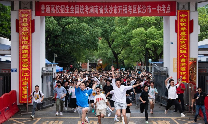 Examinees run out of an exam site of national college entrance exam in Changsha, central China's Hunan Province, June 9, 2022. The annual exam, better known as the gaokao, saw a record 11.93 million candidates signing up this year.(Photo: Xinhua)