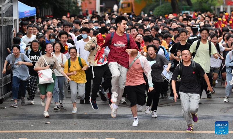 Examinees run out of an exam site of national college entrance exam in Changsha, central China's Hunan Province, June 9, 2022. The annual exam, better known as the gaokao, saw a record 11.93 million candidates signing up this year.(Photo: Xinhua)