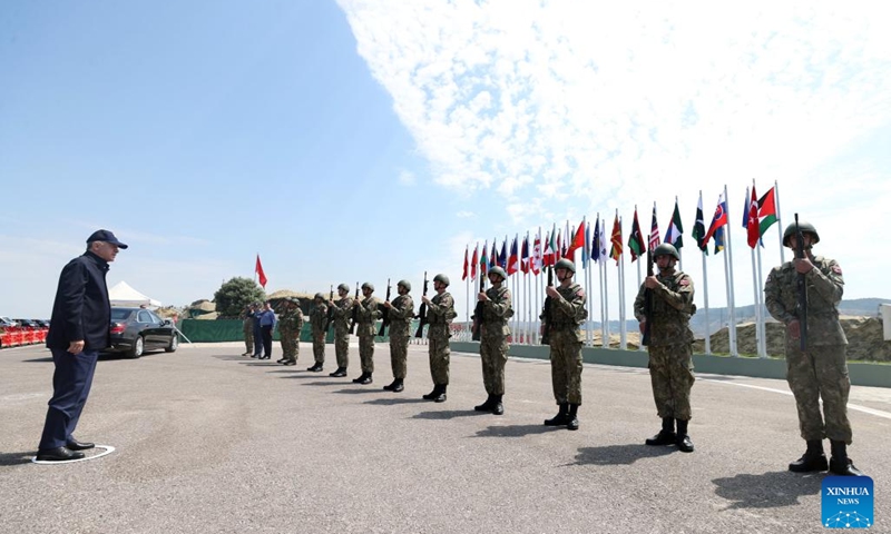 Turkish President Recep Tayyip Erdogan (L) observes a military exercise in Izmir, Turkey, on June 9, 2022. Turkish President Recep Tayyip Erdogan observed the final day of a large-scale joint military exercise in Turkey's western Izmir province on Thursday.(Photo: Xinhua)