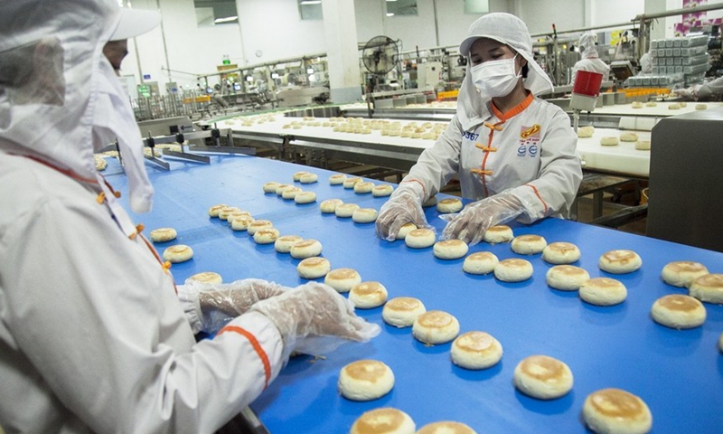 Workers make traditional Pia cakes at a production base in southern Vietnam's Soc Trang province on April 28, 2022.Photo:Xinhua