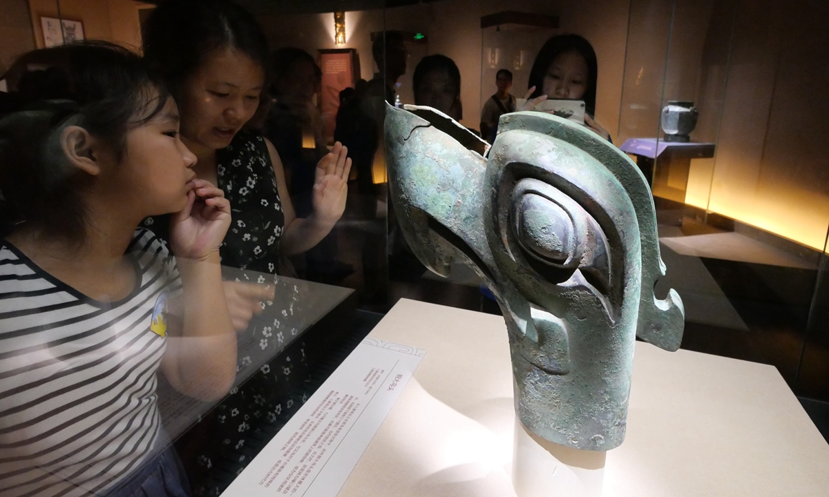 The bronze mask with protruding eyes from the Sanxingdui Ruins 
Below: The Golden Sun Bird from the Jinsha Ruins
Photos: IC
