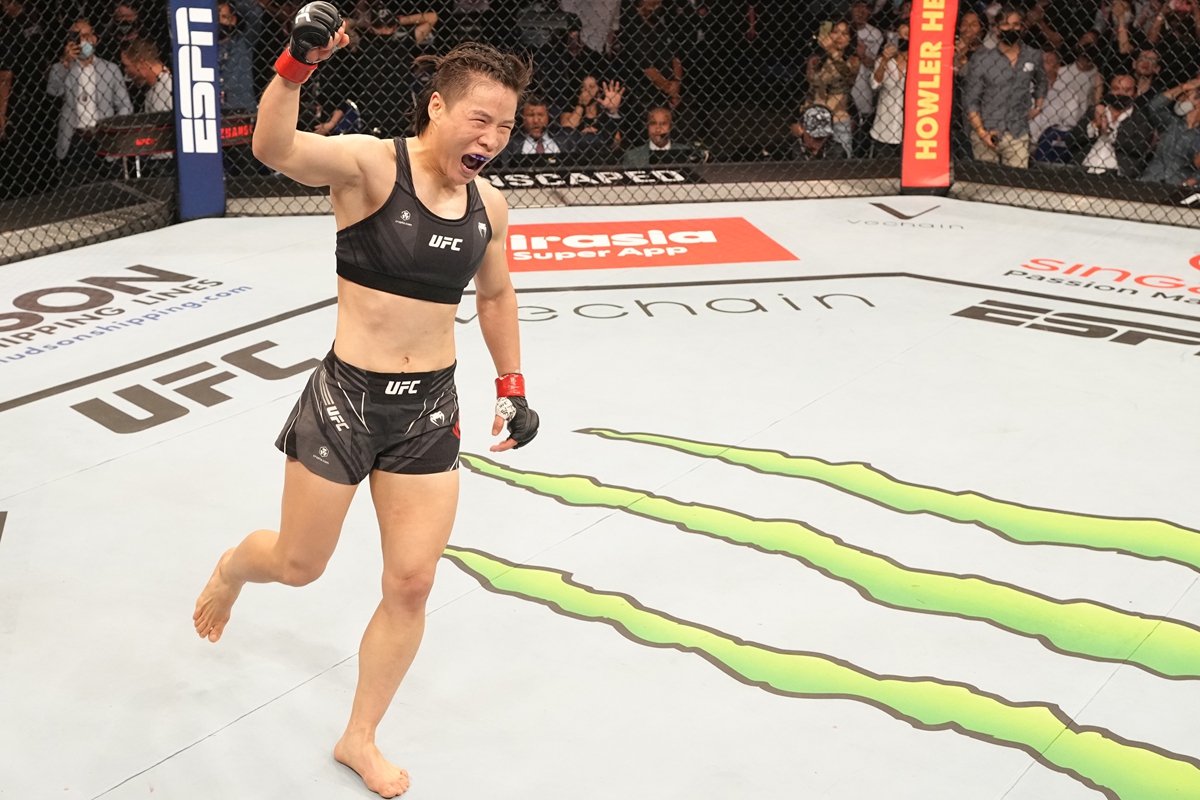 Zhang Weili celebrates after her knockout victory over Joanna Jedrzejczyk in a flyweight fight on June 12, 2022 in Singapore. Photo: VCG