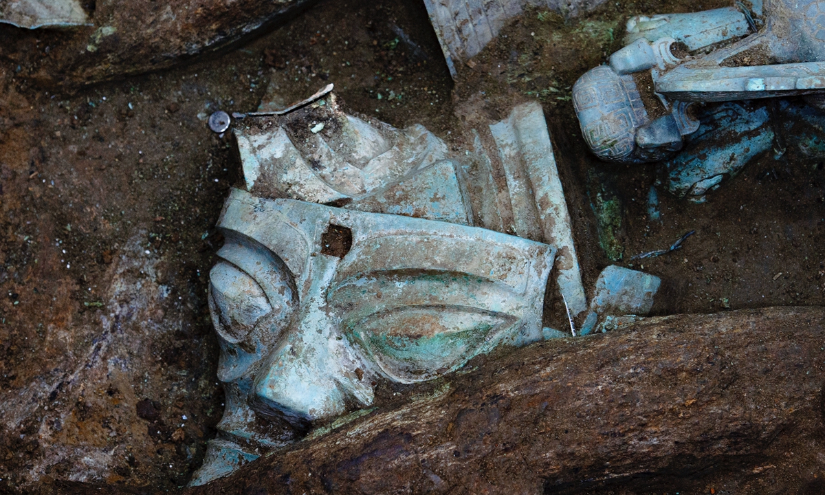 The bronze mask with protruding eyes from the Sanxingdui Ruins 
Below: The Golden Sun Bird from the Jinsha Ruins
Photos: IC
