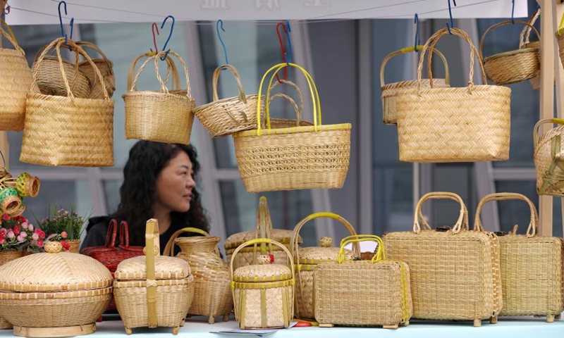 A woman displays her bamboo weaving wares at a market in Jiaxing, east China's Zhejiang Province, June 11, 2022.Photo:Xinhua