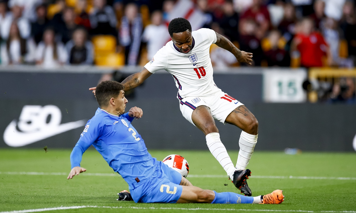 Giovanni di Lorenzo (left) of Italy and Raheem Sterling of England battle for the ball on June 11, 2022 in Wolverhampton, England. Photo: VCG