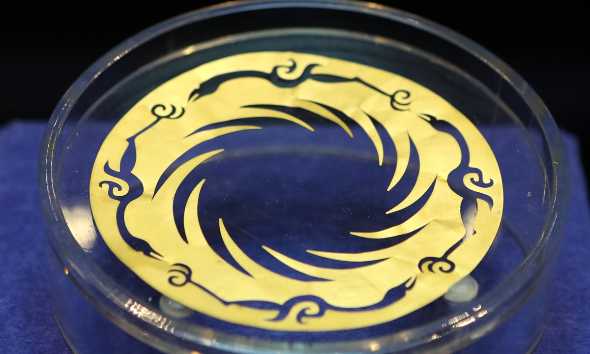 The bronze mask with protruding eyes from the Sanxingdui Ruins 
Below: The Golden Sun Bird from the Jinsha Ruins
Photos: IC