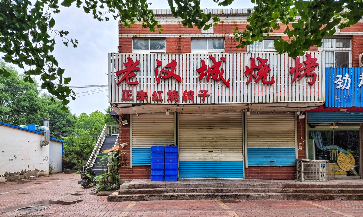 The barbecue restaurant involved in the harassment and beating incident has been temporarily closed. Photo: VCG