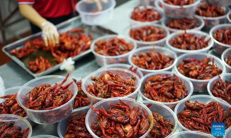 A staff member prepares crayfish dishes during an international crayfish festival in Xuyi County of Huai'an, east China's Jiangsu Province, June 12, 2022.Photo:Xinhua