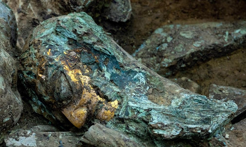 Photo taken on June 1, 2022 shows artifacts including a bronze head with gold mask excavated from the No.8 sacrificial pit at Sanxingdui Ruins site in southwest China's Sichuan Province. Archaeologists have recently made some stunning discoveries at the famed Sanxingdui Ruins site in southwest China's Sichuan Province.(Xinhua/Shen Bohan)

