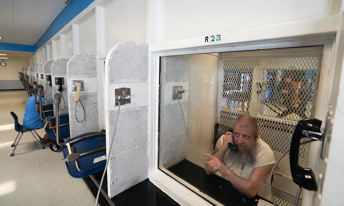 Death row inmate Hank Skinner speaks during an interview, in the visiting room at the Allan B. Polunsky prison in Livingston, Texas, on May 25, 2022. Photo: AFP