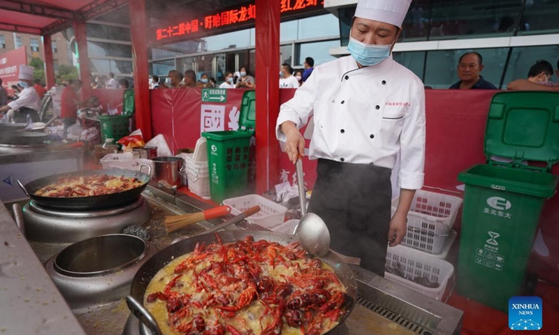 A chef prepares crayfish dishes during an international crayfish festival in Xuyi County of Huai'an, east China's Jiangsu Province, June 12, 2022.Photo:Xinhua