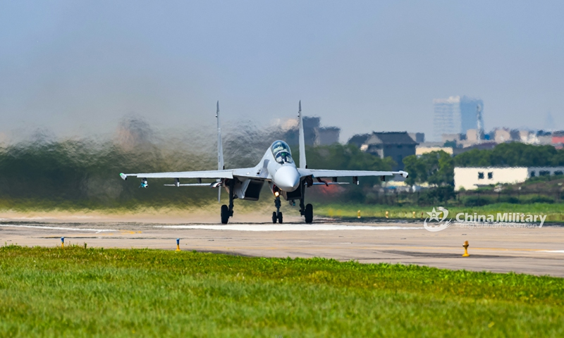 A fighter jet attached to an aviation brigade of the air force under the PLA Eastern Theater Command taxis on the runway before a flight training exercise on May 14, 2022.Photo:Xinhua