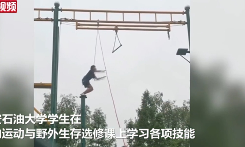 A student from Xi'an Shiyou University is taking the survival course. Screenshot of China News Service