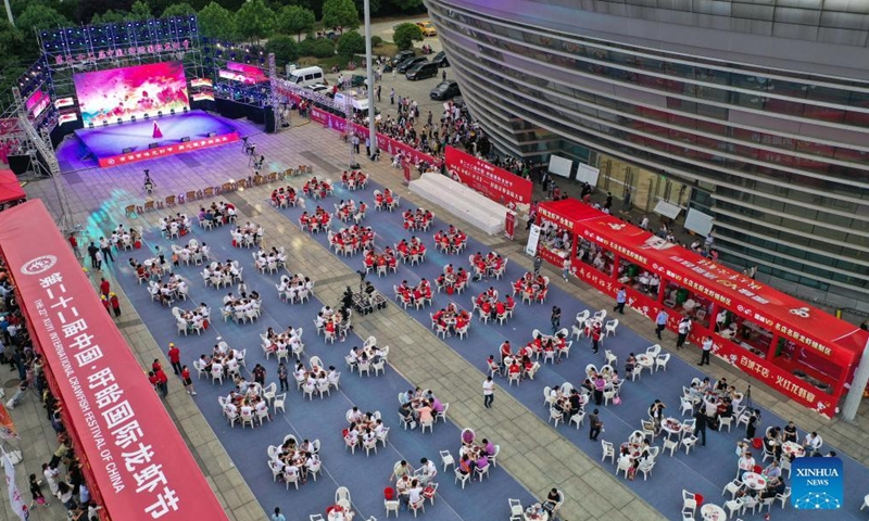 Aerial photo taken on June 12, 2022 shows people enjoying crayfish dishes during an international crayfish festival in Xuyi County of Huai'an, east China's Jiangsu Province.Photo:Xinhua