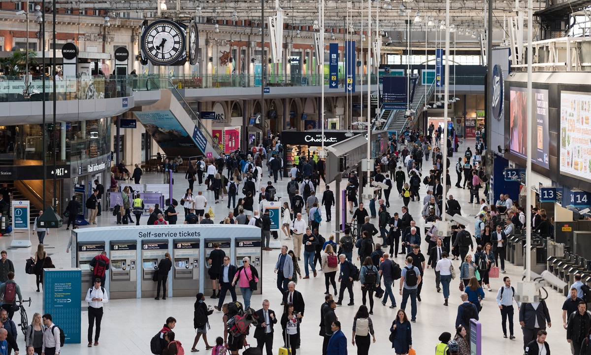 Commuters arrive at Waterloo station during the morning rush hour ahead of a major disruption to the transport system because of rail and subway network strikes in London on June 20, 2022. Britain is on course for the biggest national rail strike in 30 years with 40,000 workers due to walk out over three days in a dispute over pay, jobs and conditions. Photo: AFP