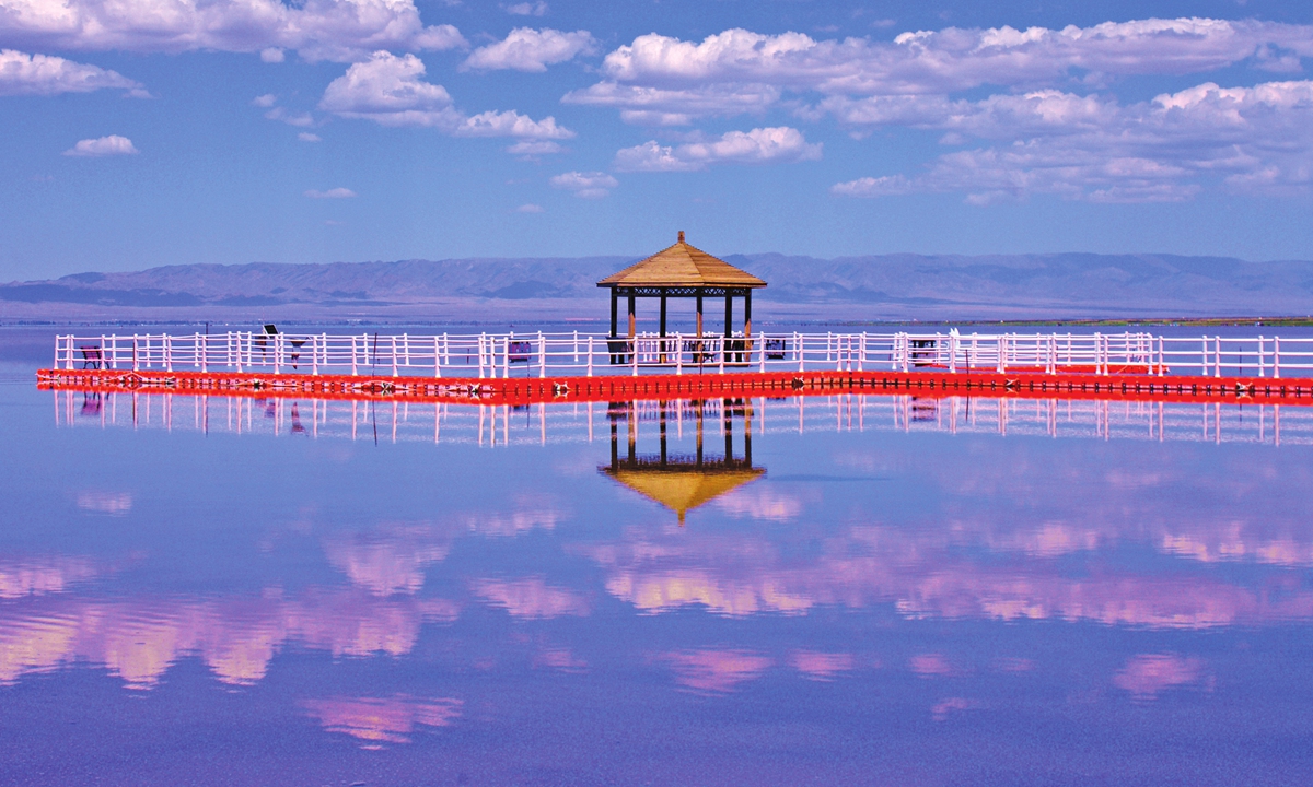 Barkol Lake in Northwest China's Xinjiang Uygur Autonomous Region shows a picturesque mirror effect of silver waves against the blue sky, white clouds and distant mountains on June 12, 2022. Photo: IC