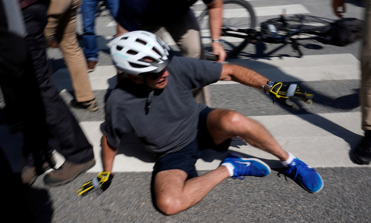 US President Joe Biden stumbles when getting off his bike on June 18, 2022 in Rehoboth Beach, Delaware. Photo: IC