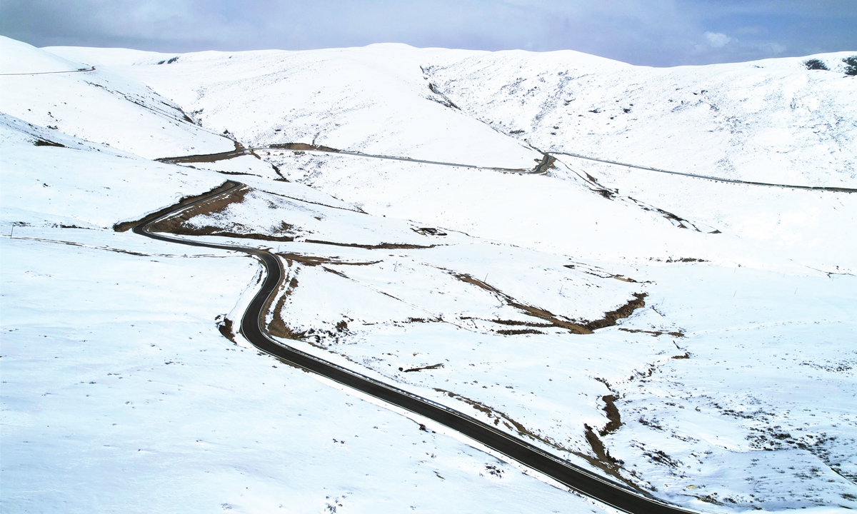 A brand new asphalt road built in Garze Tibetan Autonomous Prefecture, Southwest China's Sichuan Province Photo: Courtesy of Danba county's publicity department