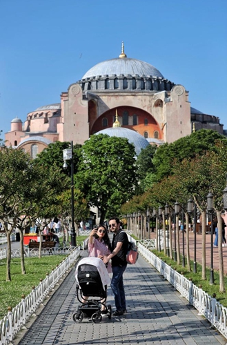Tourists pose for a photo near Hagia Sophia in Istanbul, Turkey, on June 14, 2022.(Photo: Xinhua)