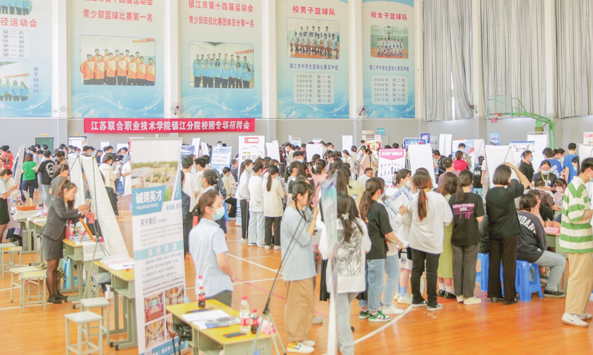 A special campus job fair is held at Zhenjiang Vocational Technical College on June 2, 2022, aiming to boost employment of graduates and facilitate the resumption of work for local companies. Photo: IC
