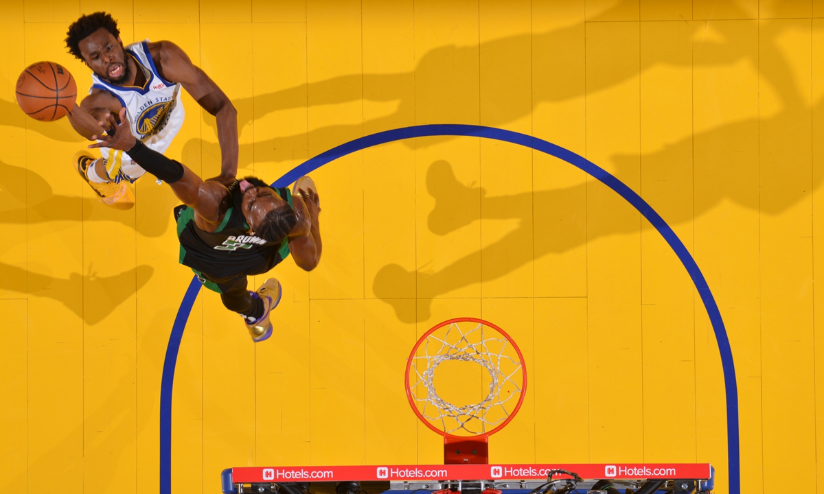 Andrew Wiggins (left) of the Golden State Warriors shoots the ball against the Boston Celtics on June 13, 2022 in San Francisco, California. Photo: VCG
