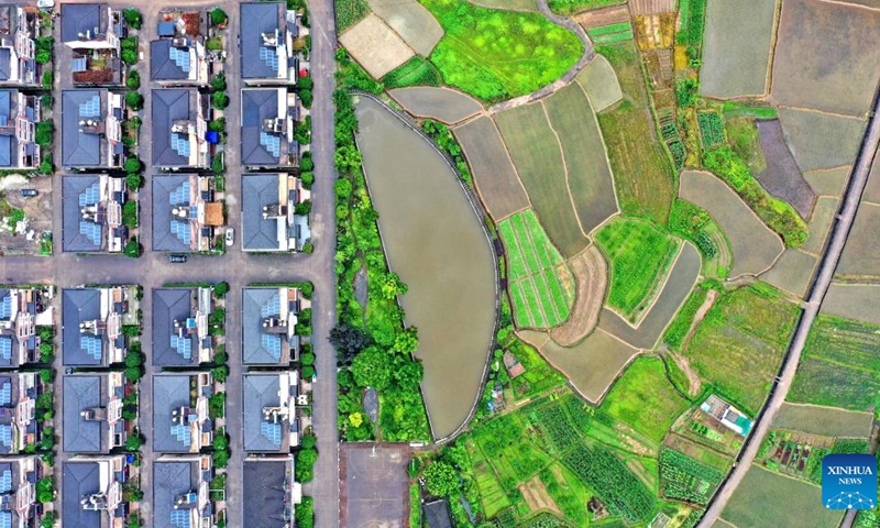 Aerial photo taken on June 13, 2022 shows the view of Xinlian village in Xianju County, east China's Zhejiang Province. Xinlian village, an immigrant village of Dongling Reservoir, is planned, designed and built in a unified style.(Photo: Xinhua)
