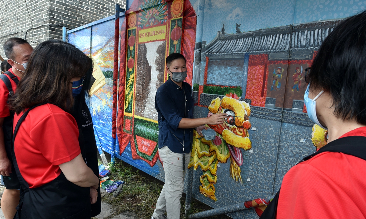 

As the 25th anniversary of the Hong Kong Special Administrative Region's return to the motherland approaches, the festive atmosphere in the streets of Hong Kong gets stronger with local residents painting lion dances on a wall to welcome the grand occasion. Photo: IC
