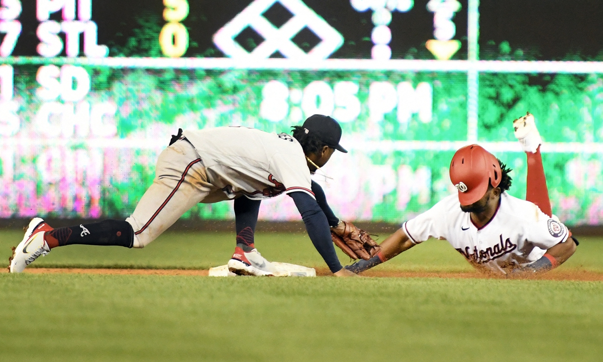 Ozzie Albies (left) of the Atlanta Braves tags out Darnell Coles of the Washington Nationals on June 13, 2022 in Washington DC. Photo: AFP