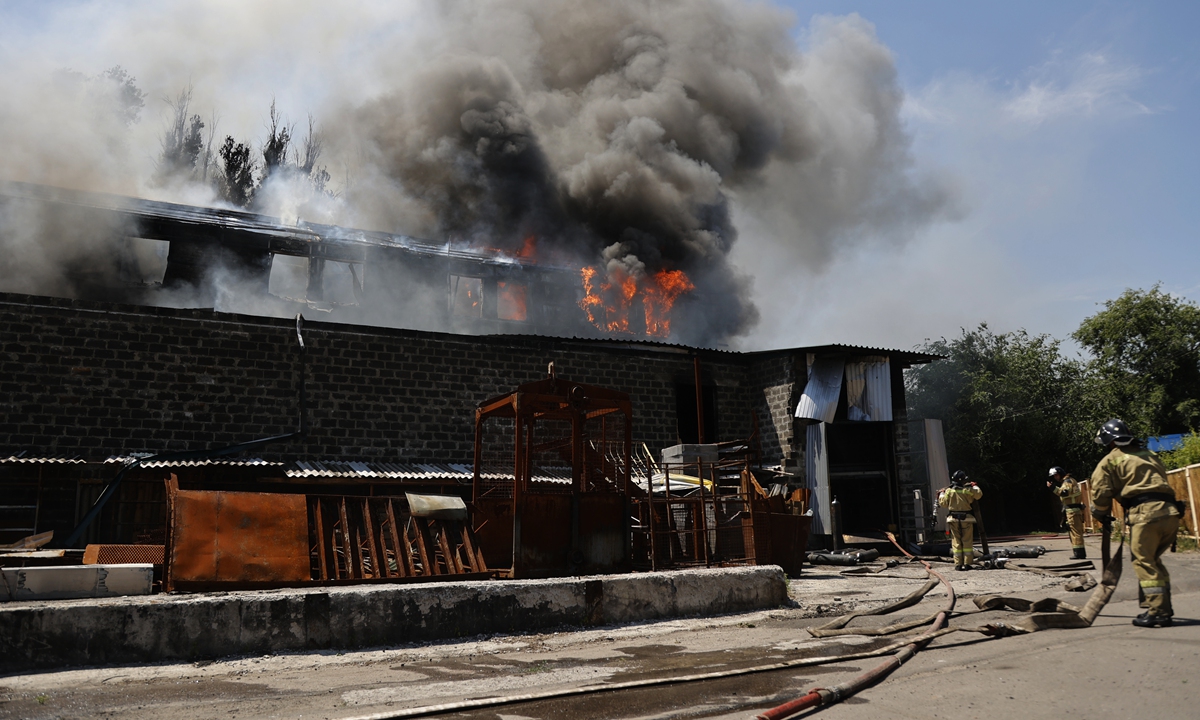 Emergency Situations Ministry firefighters extinguish a fire following recent shelling in the Kievsky district of Donetsk, Ukraine on June 13. Photo: VCG