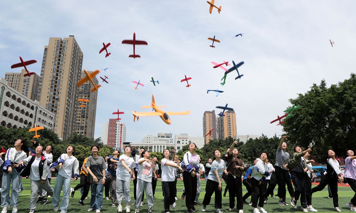 Students in Southwest China's Chongqing Municipality, who've just finished their senior high school entrance exams, fly colorful model planes on a campus playground on June 14, 2022, as the city's senior high school entrance examinations came to an end. Photo: VCG