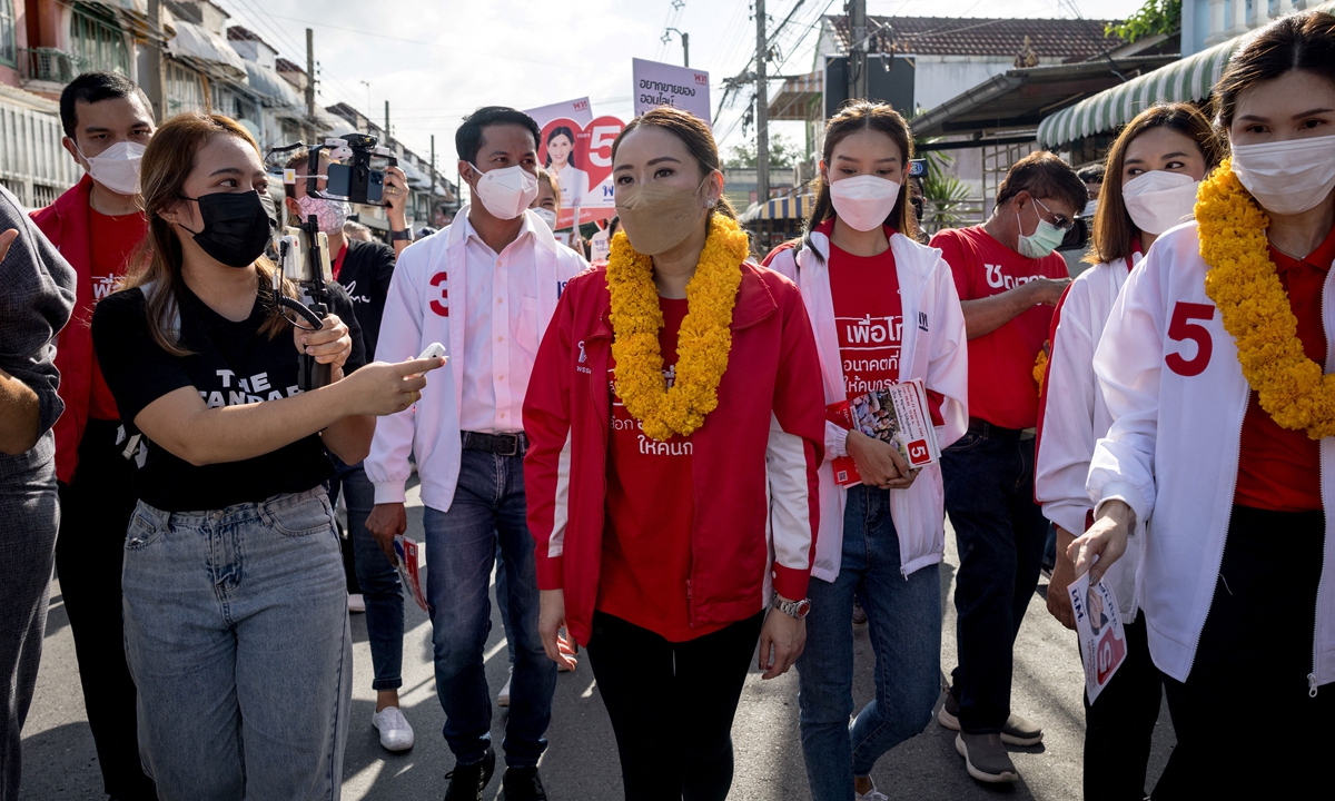 Paetongtarn Shinawatra (center), the youngest daughter of former Thai prime minister Thaksin Shinawatra, attends a Pheu Thai Party campaign event in Bangkok, Thailand on May 12, 2022. Photo: AFP