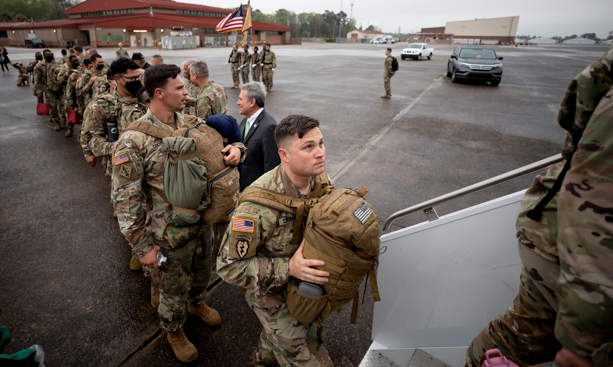 US soldiers board a plane bound for Europe for their deployment launched in response to Russia-Ukraine military conflict at Hunter Army Airfield in Savannah on March 11, 2022. Photo: IC