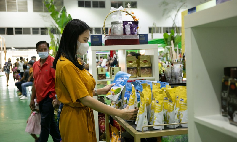 A woman selects food products during the Lancang-Mekong International Food Exposition in Vientiane, Laos, June 12, 2022.(Photo: Xinhua)