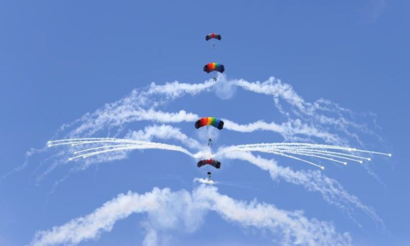 Parachutists perform during the 2022 Jiangxi Aviation Sports Tourism Festival in Ji'an, east China's Jiangxi Province, June 14, 2022. The festival opened on Tuesday in Jiangxi. (Photo: China News Service/Liu Zhankun)