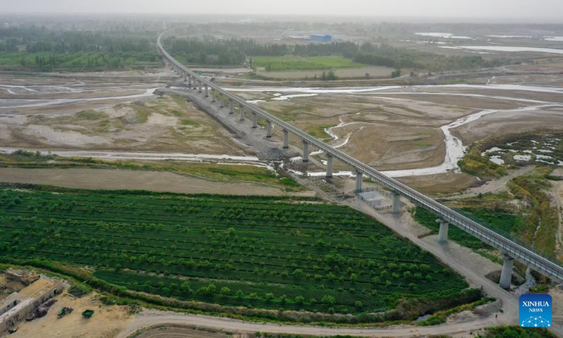 Aerial photo taken on May 18, 2022 shows the Qarqan River super major bridge along the Hotan-Ruoqiang Railway in northwest China's Xinjiang Uygur Autonomous Region. (Xinhua/Ding Lei)