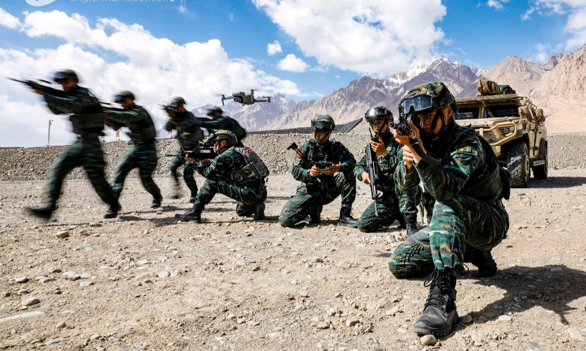 Special operations soldiers assigned to a detachment under the People's Armed Police Force (PAP) Xinjiang Corps maneuver in groups with a reconnaissance drone during the combat training on May 18, 2022. Photo:China Military